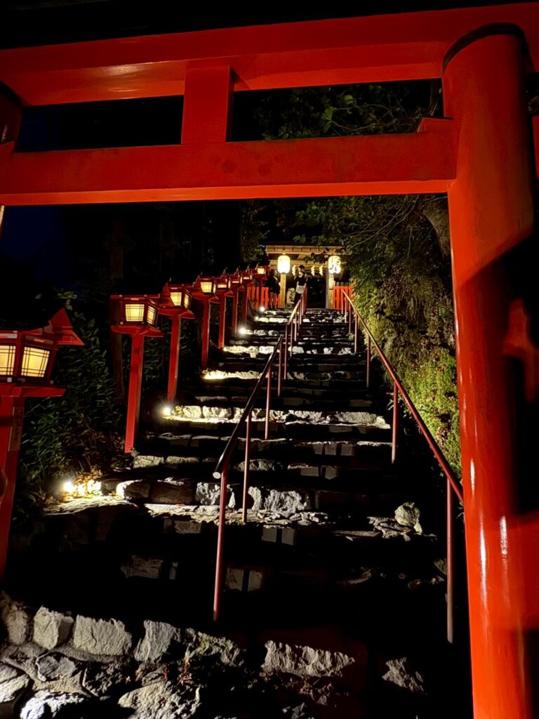 貴船神社の裏参道（夜）