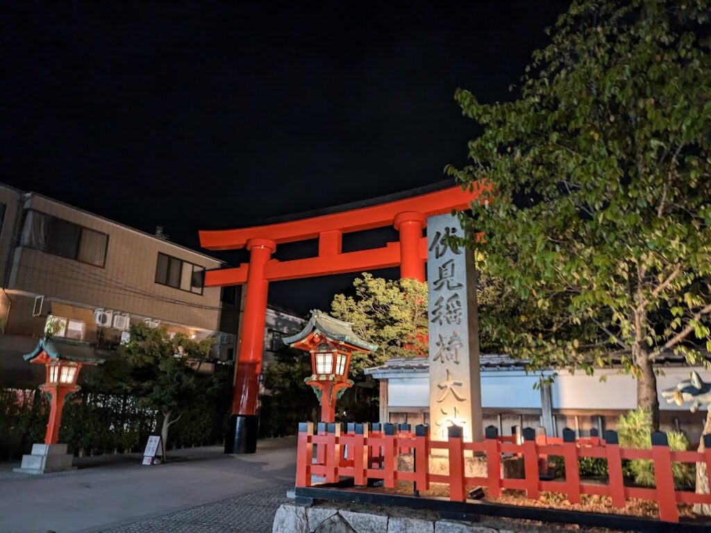 夜の伏見稲荷大社鳥居