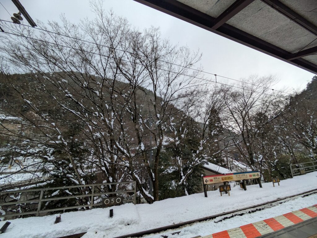 貴船口駅ホームの雪景色
