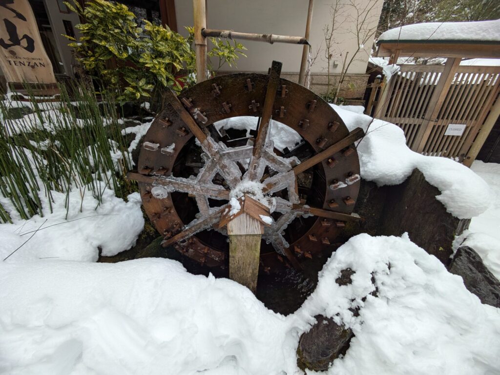 凍った水車