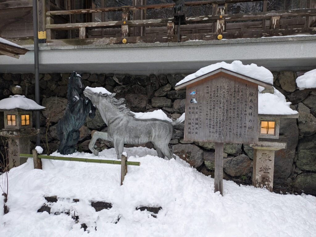 絵馬発祥の社雪景色