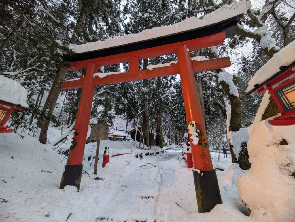 思ひ川の鳥居雪景色