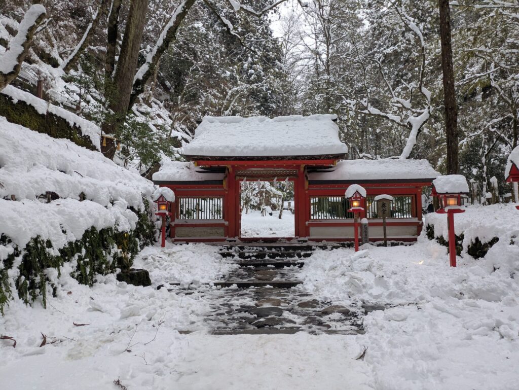 奥宮の鳥居雪景色