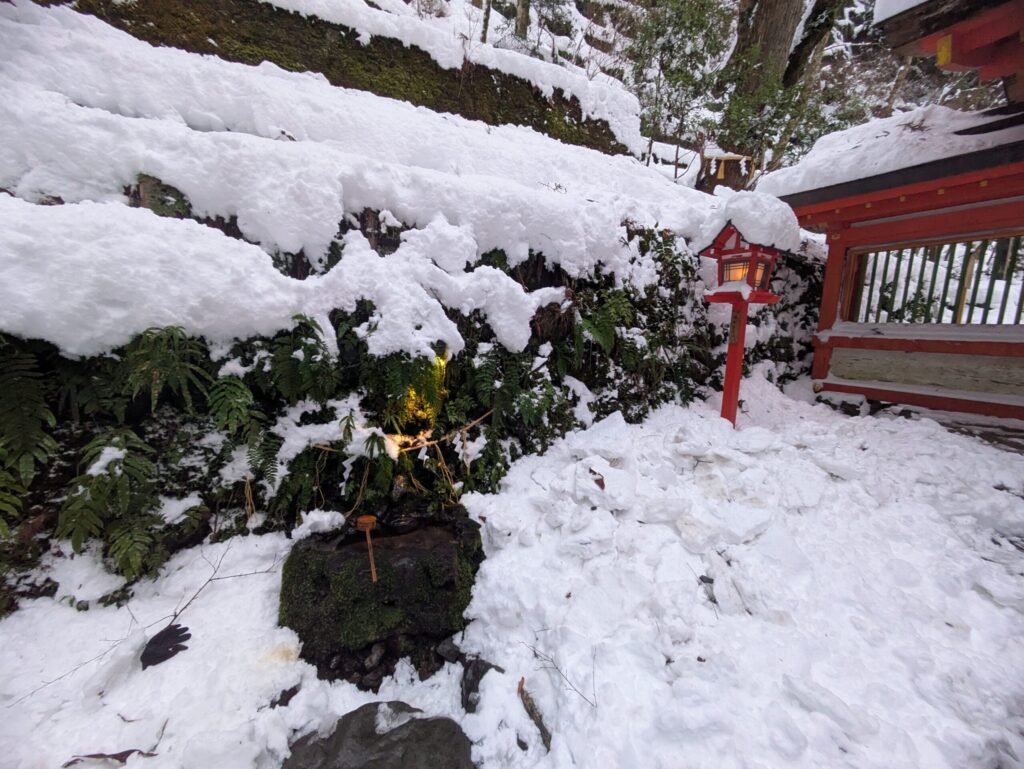 奥宮の手水雪景色