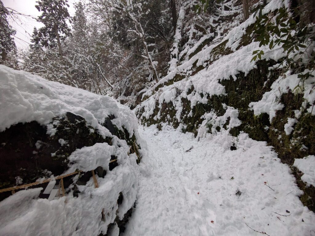 雪の中の舟形石