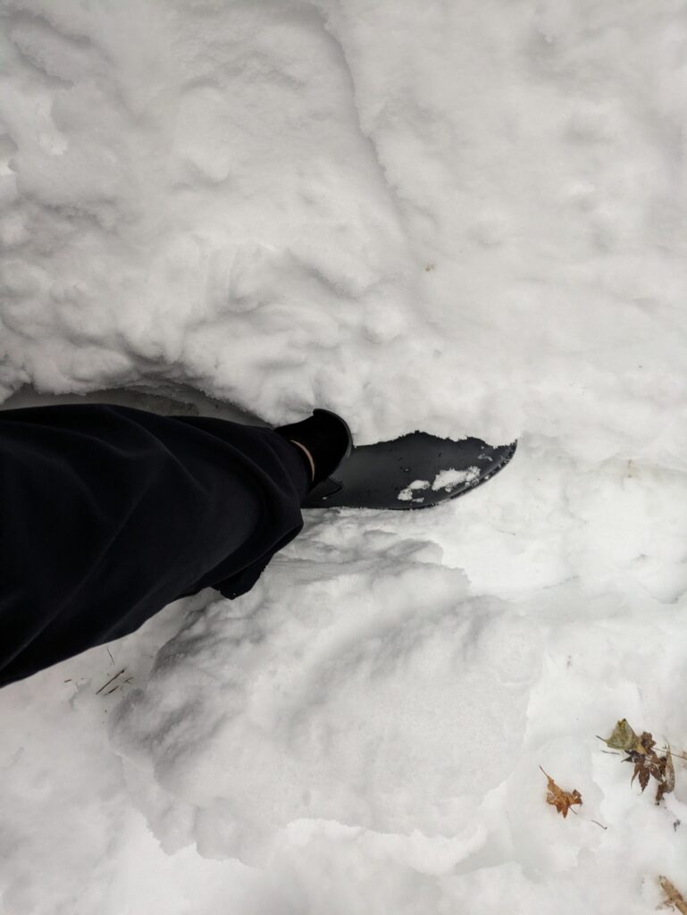 雪に足が埋まる
