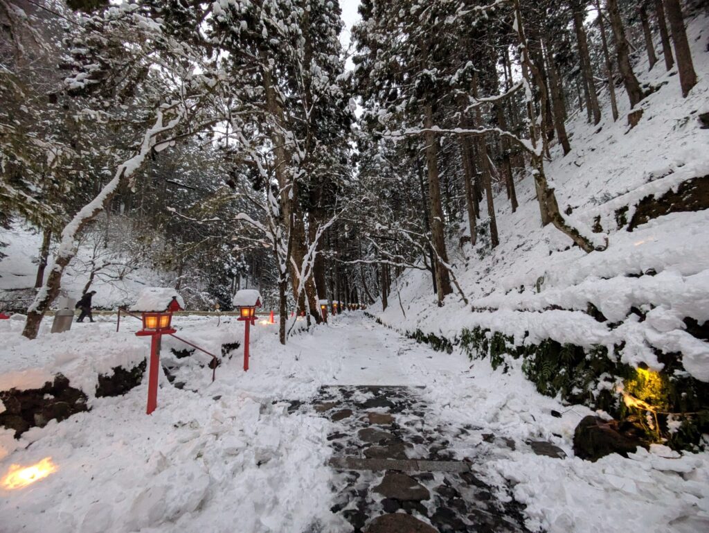 奥宮の参道雪