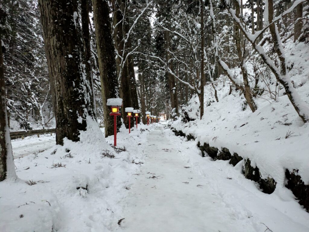 奥宮の参道雪