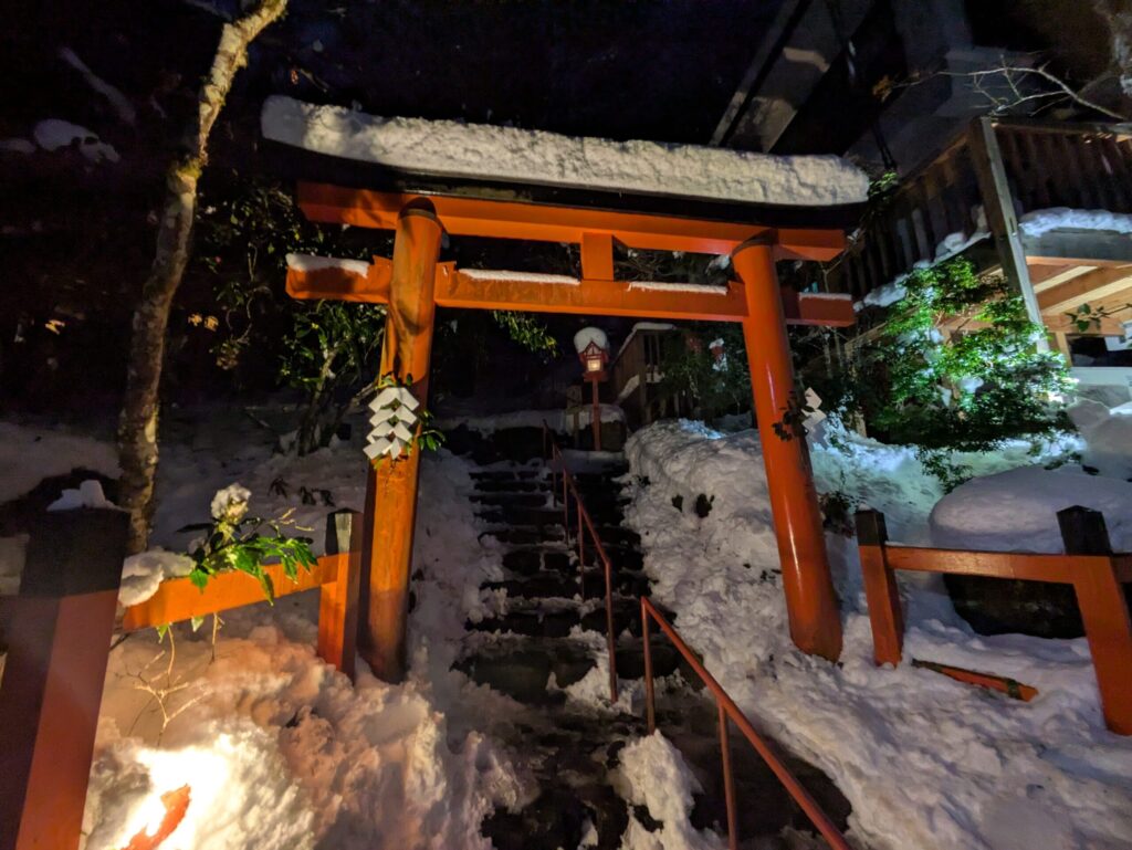 貴船神社の裏参道の鳥居雪景色