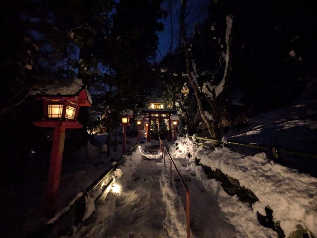 貴船神社の裏参道の鳥居雪景色夜