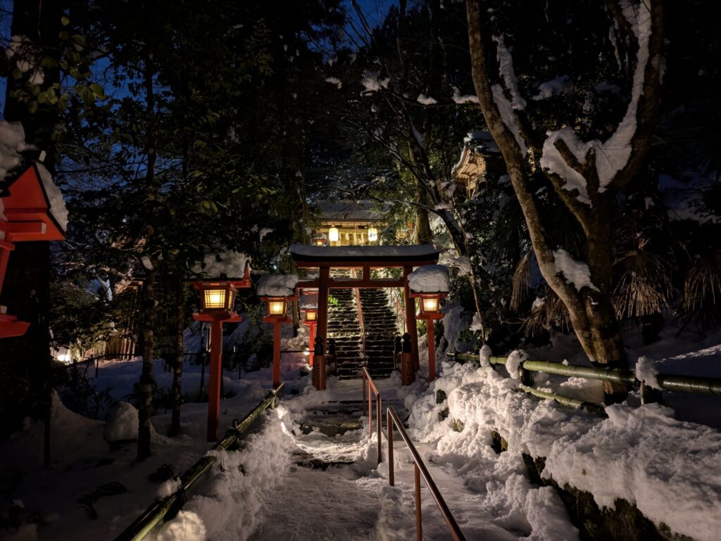 貴船神社の裏参道の鳥居雪景色