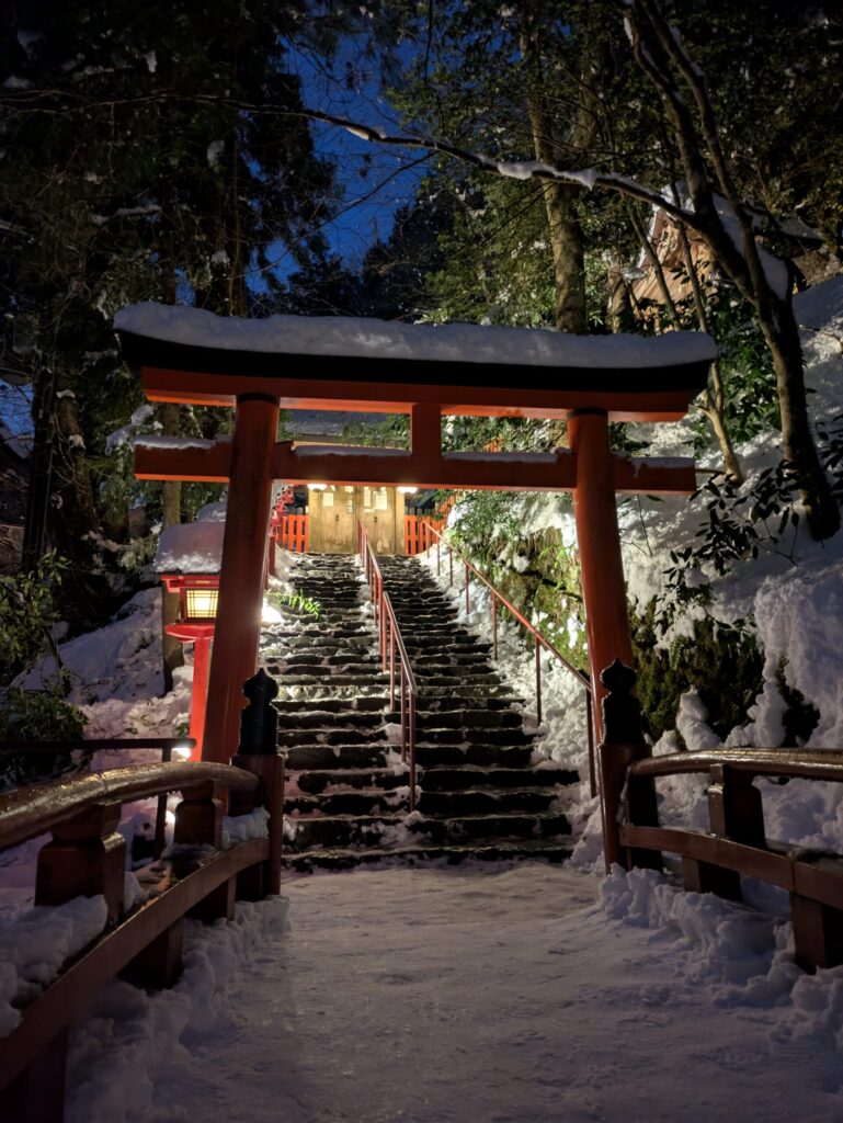 貴船神社の裏参道の鳥居雪景色