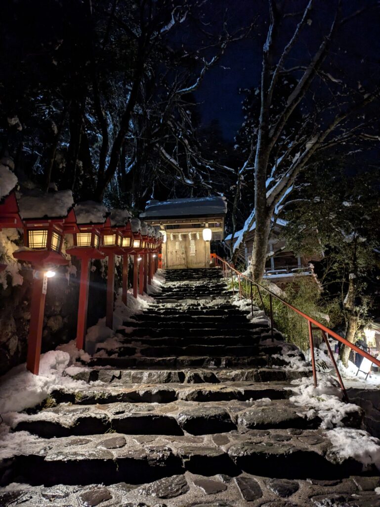 貴船神社の表参道夜雪
