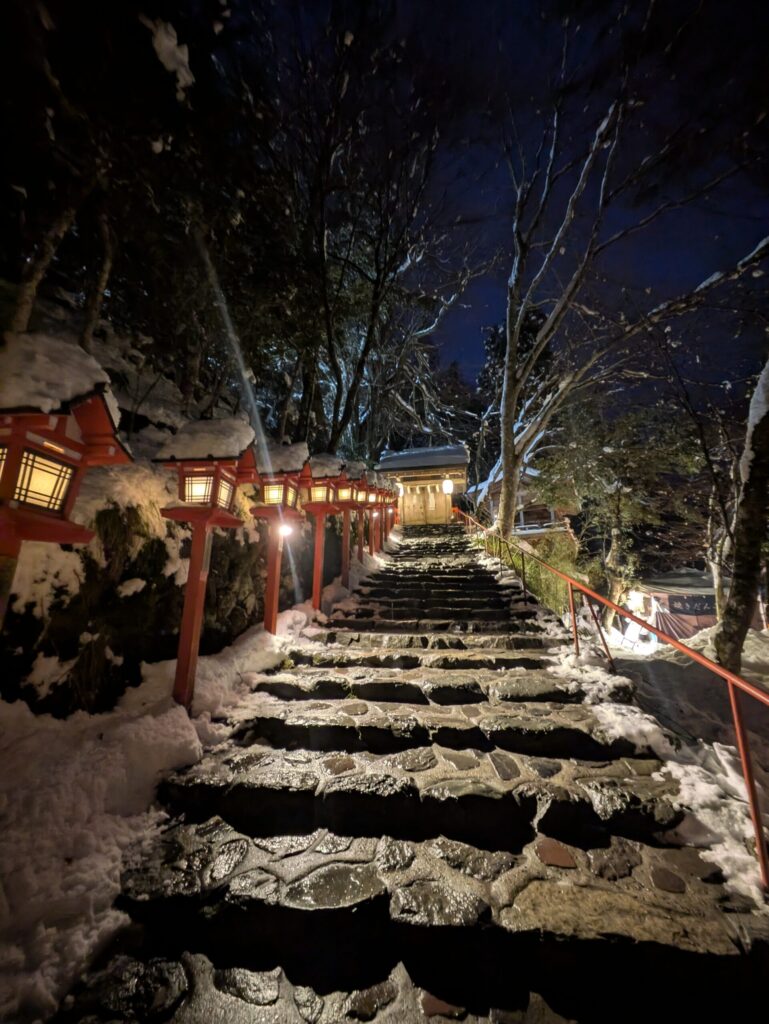貴船神社の表参道夜雪