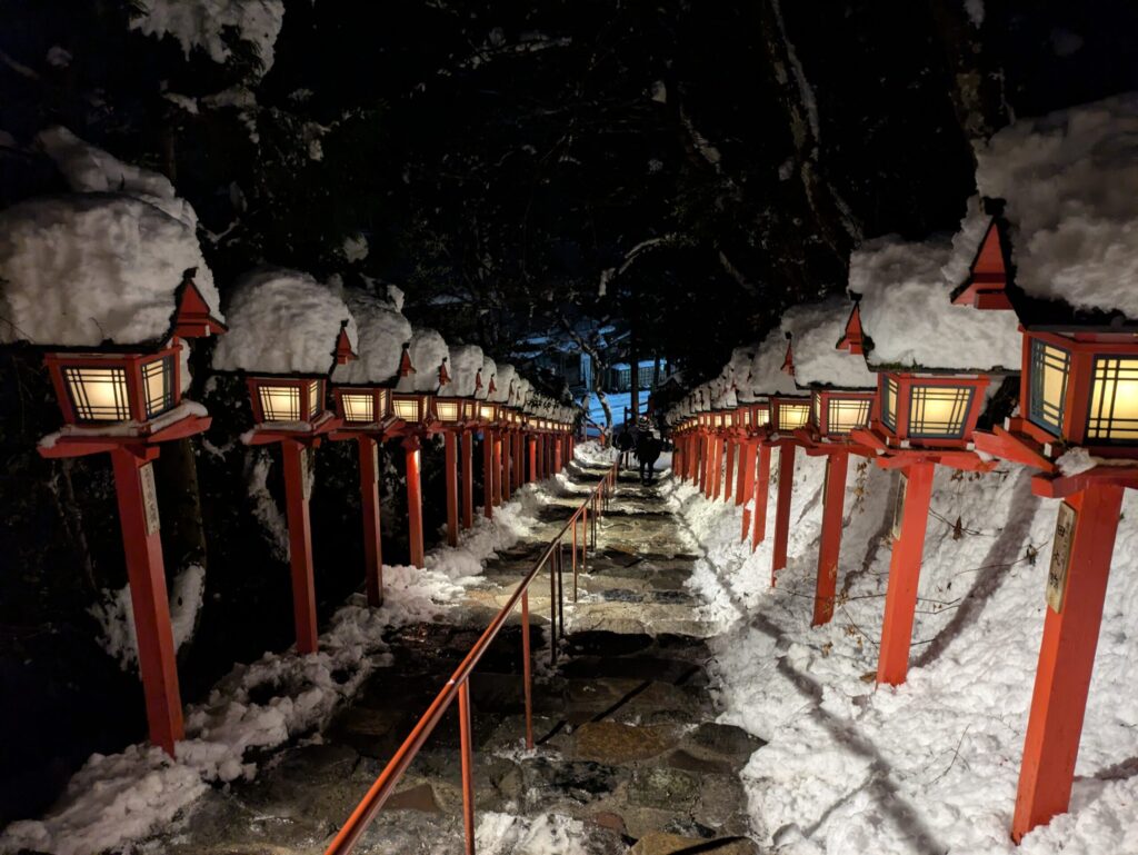 貴船神社の表参道下り夜雪