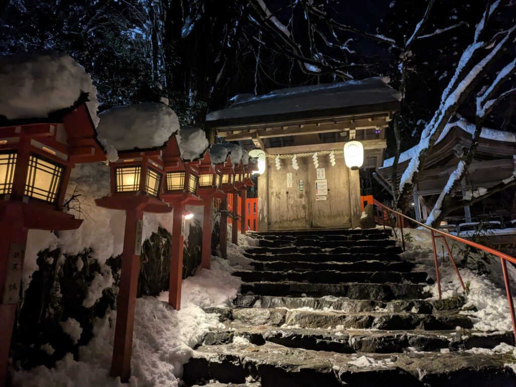 貴船神社の表参道夜雪