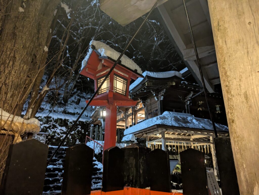 貴船神社の表参道夜雪