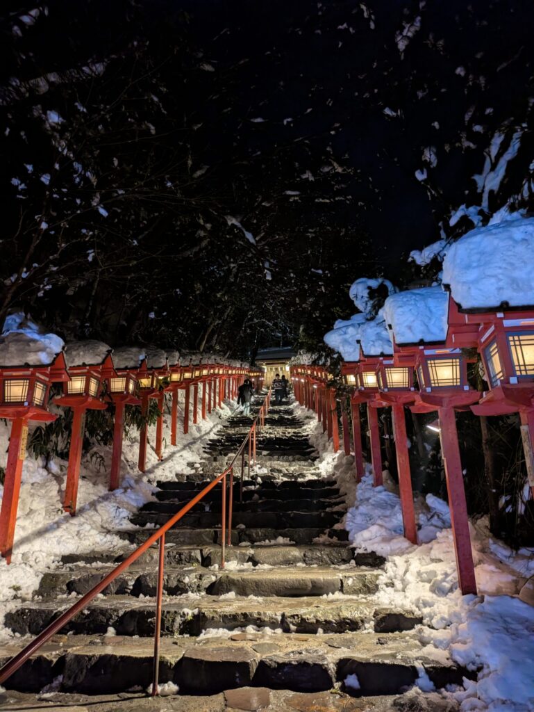 貴船神社の表参道夜雪