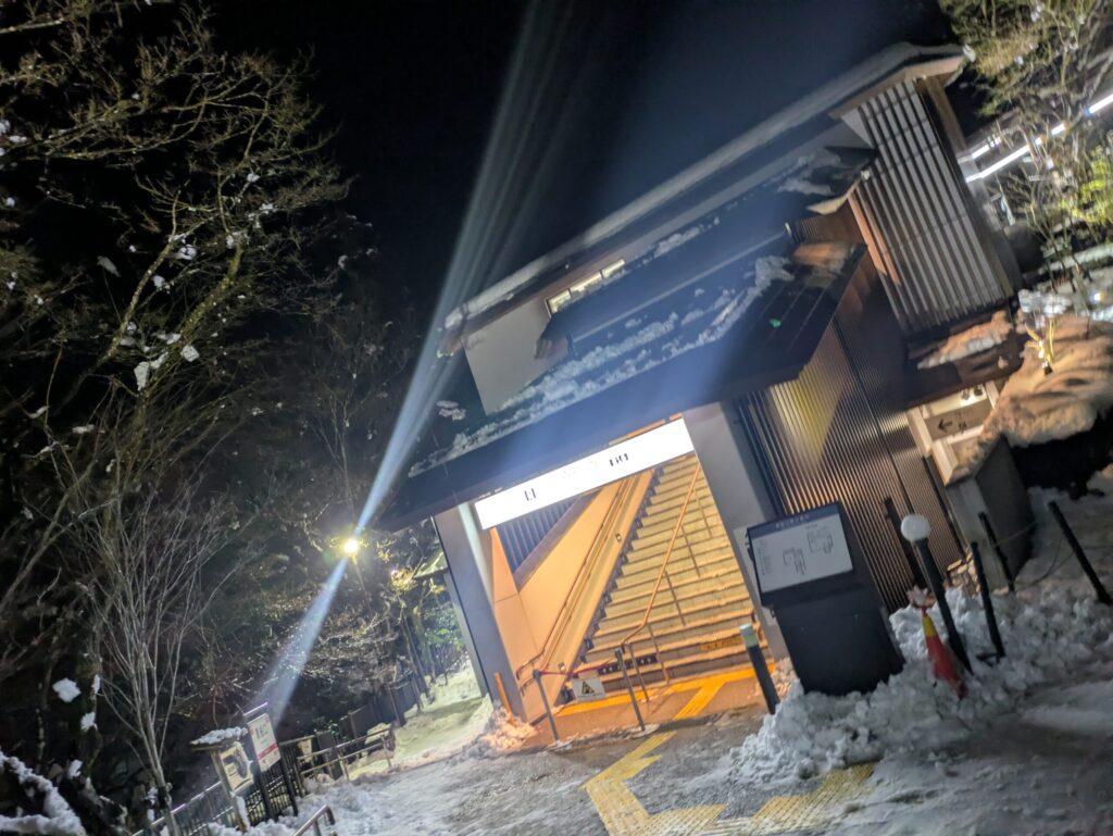 貴船口駅夜雪