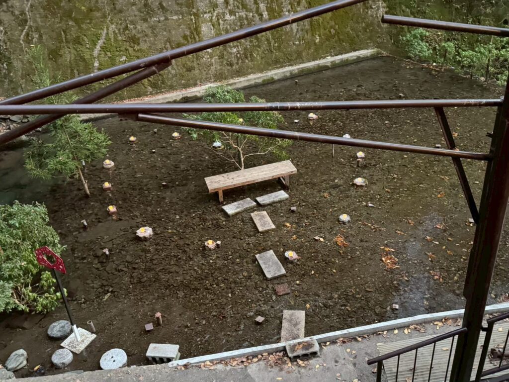 川の中のベンチ