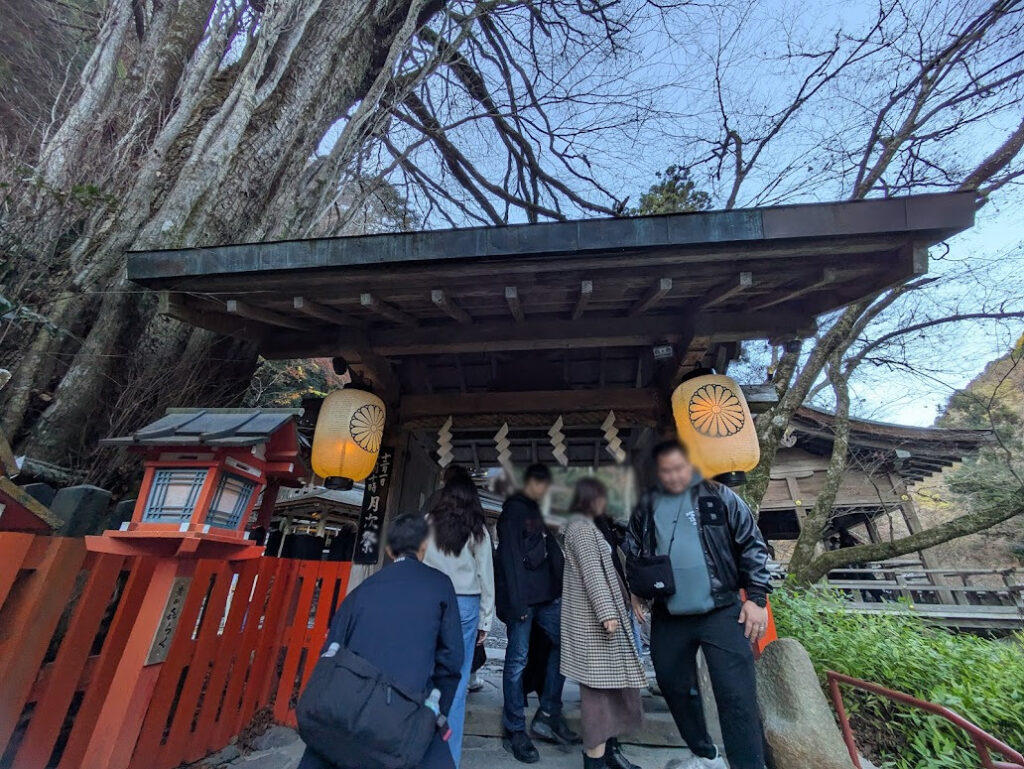 境内へ