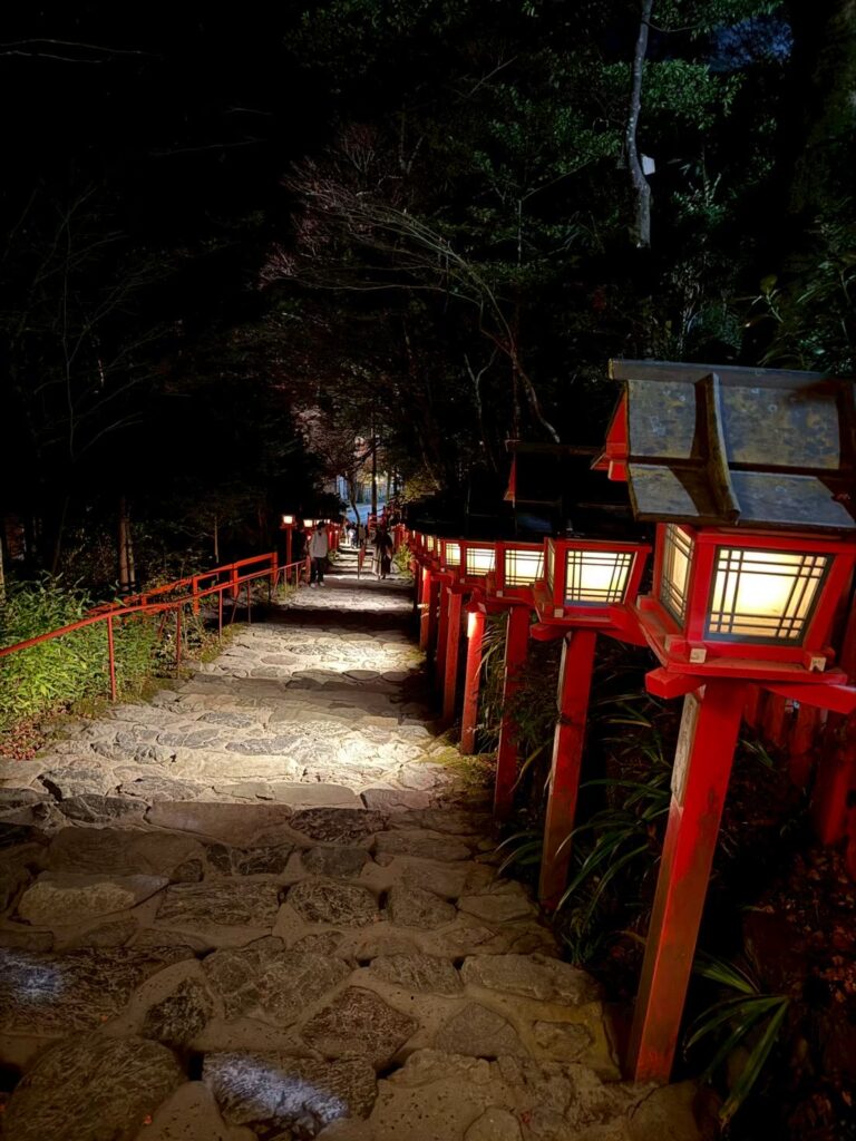 夜の貴船神社の表参道下り