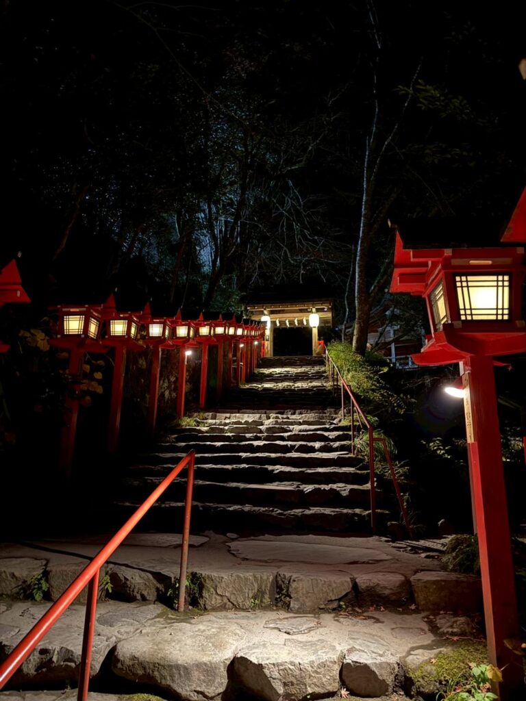 夜の貴船神社の表参道