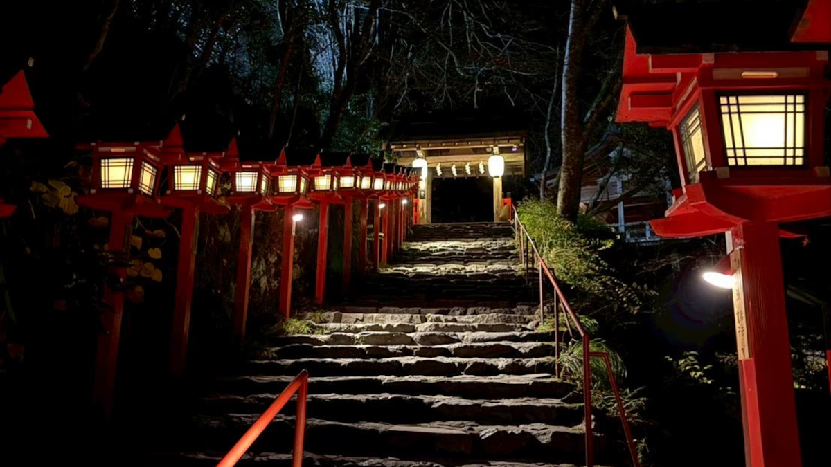 夜の貴船神社の階段