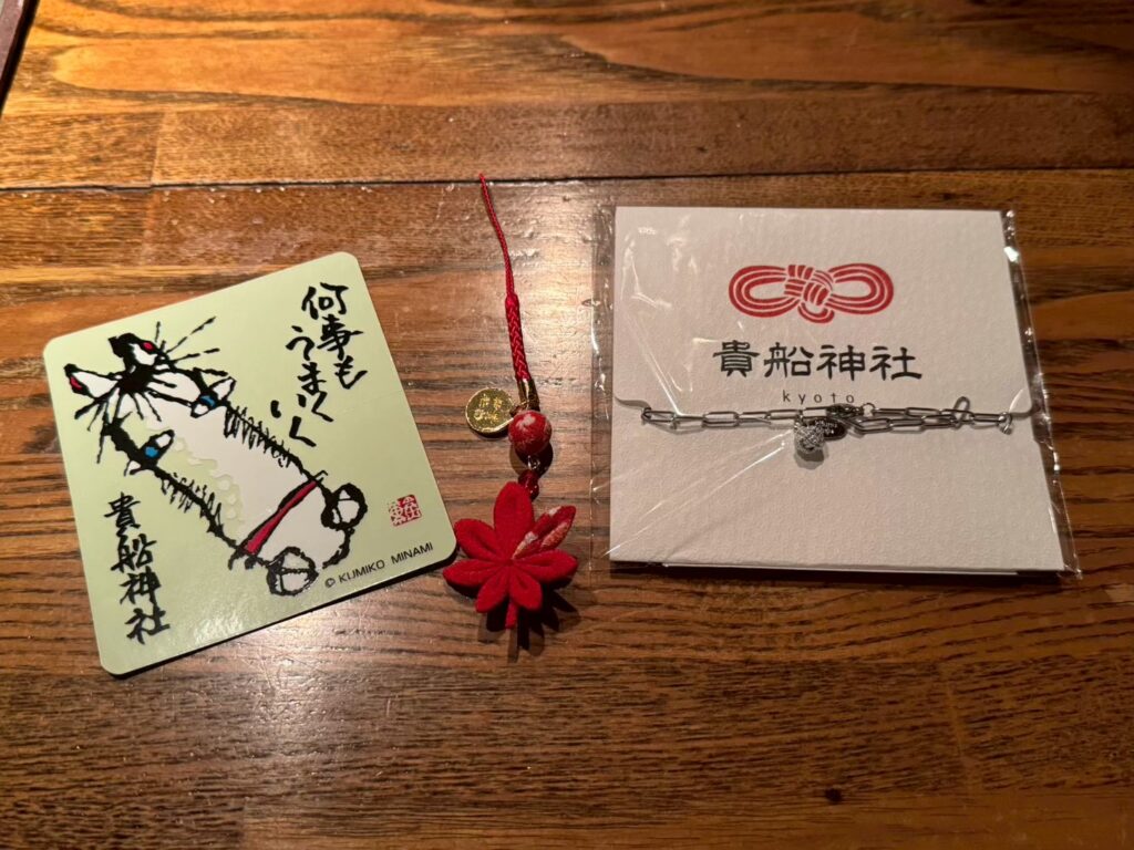 授与いただいたステッカーとお守り